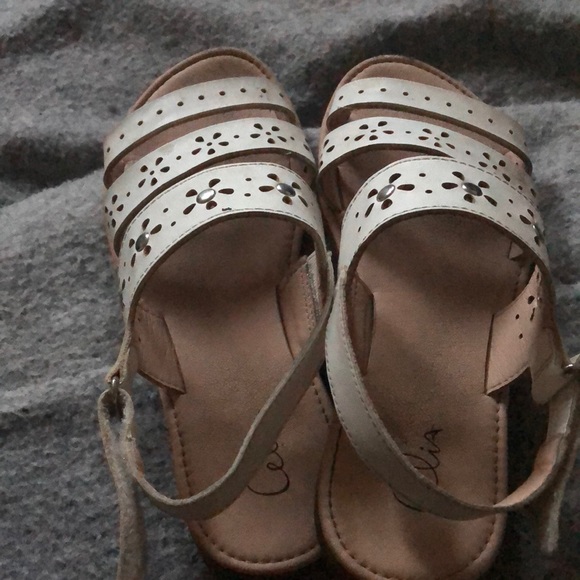 i want to sell these sandals bc they don’t fit me anymore. They are a size 3 - Picture 1 of 3